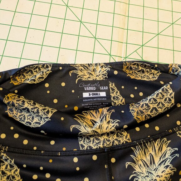 NWOT CVG Fineapple Capri leggings XS pockets - Picture 6 of 7
